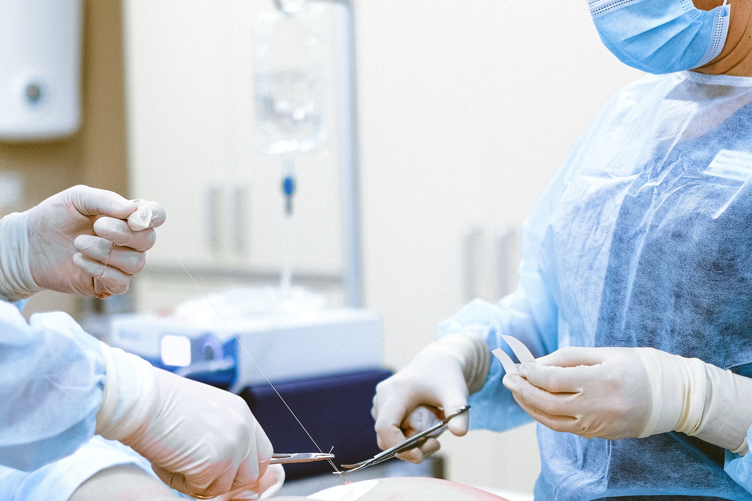 Dlaczego chirurdzy w czasie operacji stosują rękawice?