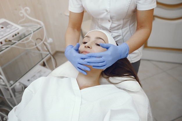 Jak zaawansowane zabiegi kosmetyczne mogą poprawić kondycję skóry?