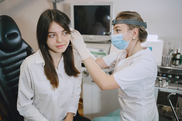 Jak laseroterapia wpływa na regenerację uszu?